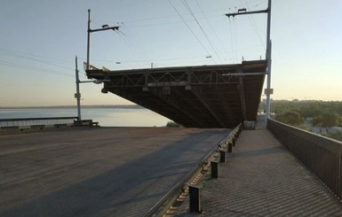 Соцсети о разведении моста в Николаеве: Мост встал на дыбы. Наверняка, устал