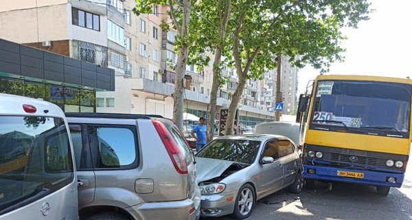 В Одессе водитель маршрутки потерял сознание за рулем. Автобус протаранил припаркованные машины