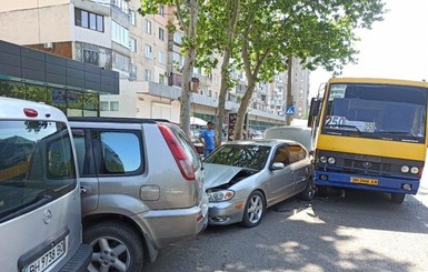 В Одессе водитель маршрутки потерял сознание за рулем. Автобус протаранил припаркованные машины