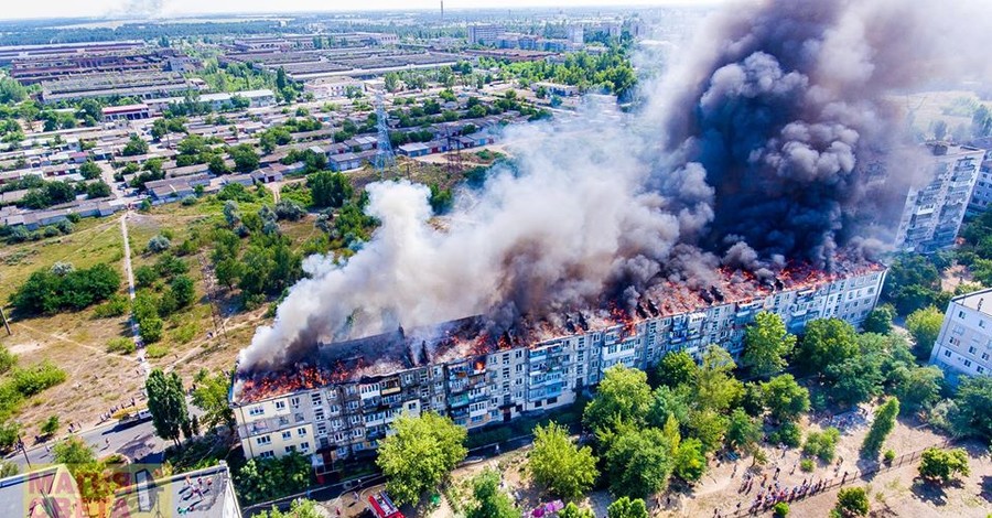 В Новой Каховке загорелась вся площадь крыши многоквартирного дома