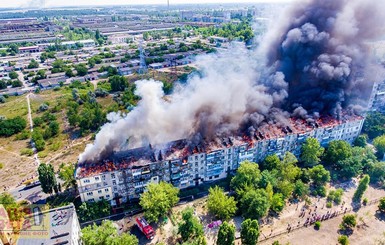 В Новой Каховке загорелась вся площадь крыши многоквартирного дома