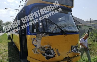 Не смог затормозить: в Днепре трамвай на ходу протаранил грузовик 