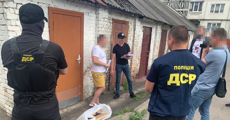 За взятку в два ноутбука арестовали зама начальника прокуратуры Ровненской области 