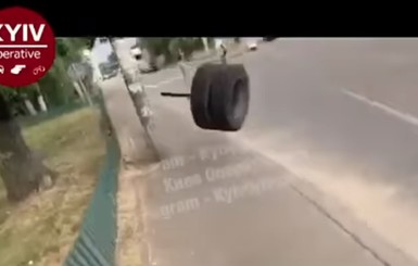 В Киеве маршрутка во время движения потеряла колесо: оно чуть не попало в человека 