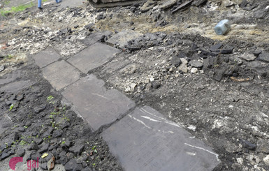 Во Львове на территории бывшей тюрьмы обнаружили древние еврейские надгробия   