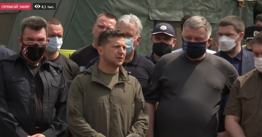 Зеленский перед поездкой в Черновцы заехал на Луганщину и пообещал оставшимся без крова семьям по 300 тысяч компенсации