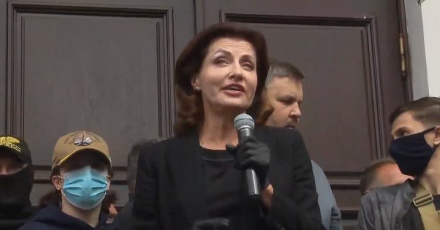 Марина Порошенко перед заседанием суда мужа поприветствовала 