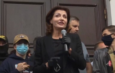Марина Порошенко перед заседанием суда мужа поприветствовала 