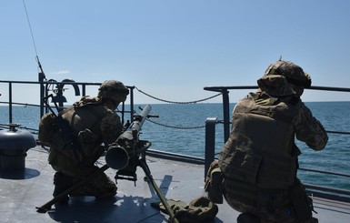 Украинские корабли в Черном море учились отражать нападение противника