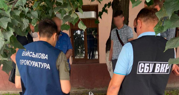 В Черновцах сотрудник военкомата освободил от армии призывников за 2700 долларов 