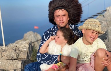 Журналисты сняли на видео Павла Прилучного с Мирославой Карпович и детьми