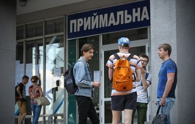 Зеленский подписал закон, который разрешает выпускникам из Крыма и ОРДЛО поступать в вузы без ВНО