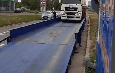 В Киеве водитель грузовика получил рекордный штраф: 6,5 тысяч евро за перегруженную фуру