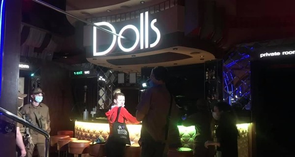 В Киеве закрыли стриптиз-клуб Dolls: девушки и клиенты были без масок