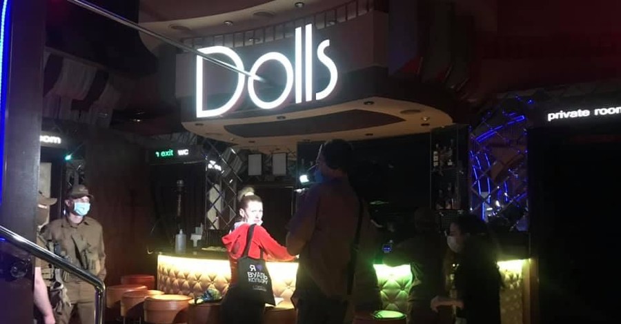 В Киеве закрыли стриптиз-клуб Dolls: девушки и клиенты были без масок