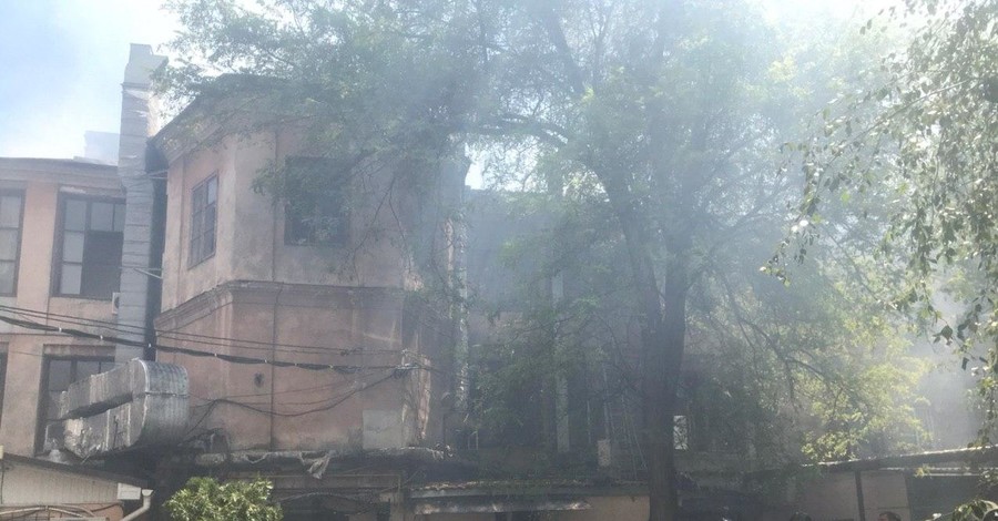 В центре Одессы горит исторический дом: десятки спасателей тушат пожар