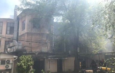 В центре Одессы горит исторический дом: десятки спасателей тушат пожар