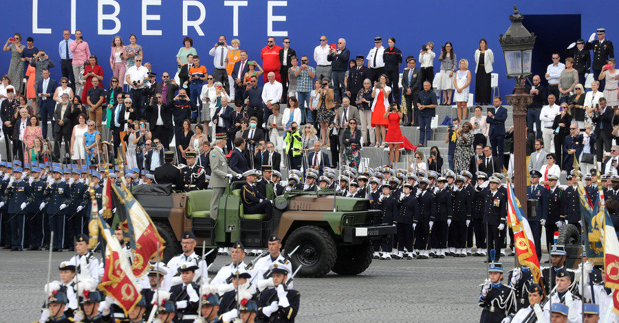 Во Франции празднуют День взятия Бастилии