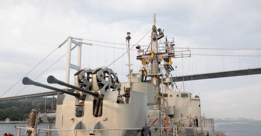 Корабли НАТО вошли в Черное море и движутся к Украине