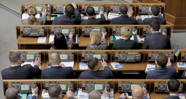 Депутаты Рады возмутились предложением нанимать помощников без образования