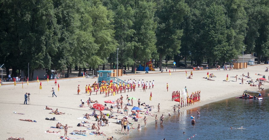В Киеве разрешили купаться на большинстве общественных пляжей