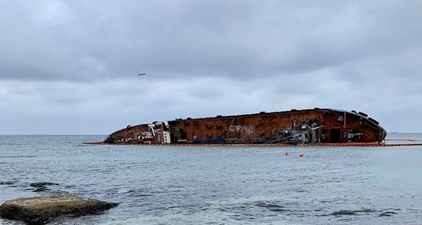 С затонувшего в Одессе танкера Delfi снова вытекла нефть