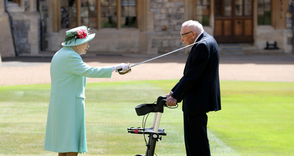 Королева Елизавета II посвятила в рыцари капитана Тома Мура, собравшего 32,7 млн фунтов на борьбу с коронавирусом