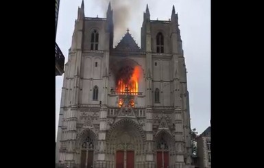 Во Франции сильный пожар в храме, который всего на 6 метров ниже Собора Парижской Богоматери