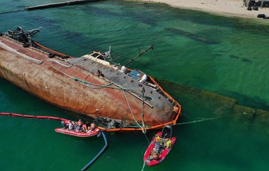 В Одессе начали снимать с мели затонувший танкер Delfi