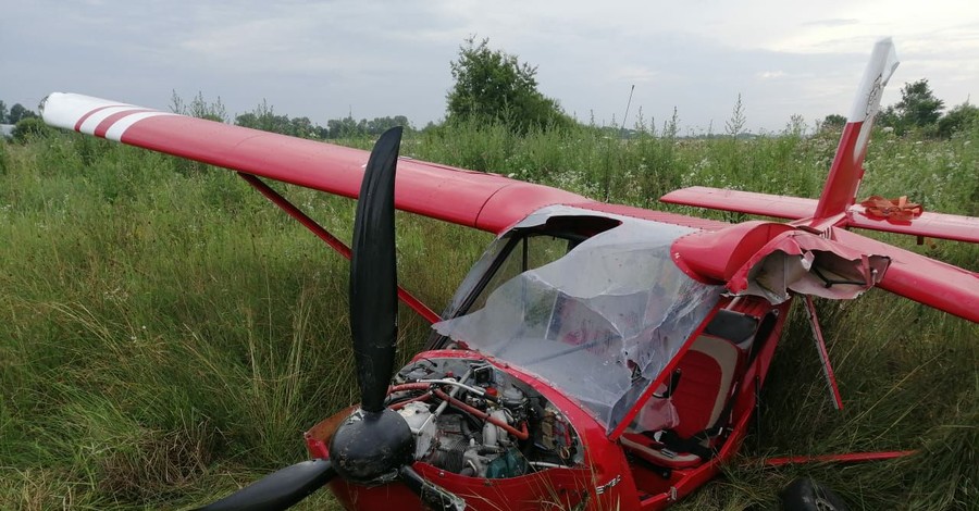 На Ивано-Франковщине самолет совершил аварийную посадку
