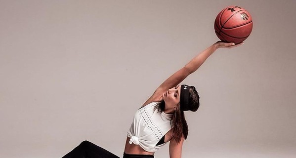 Необычные шпагаты звезд: Dj Nana - в лифте, Никитина - на вершине горы, Ребрик - на даче