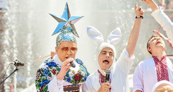 Верка Сердючка с мамой искупались в фонтане на Крещатике