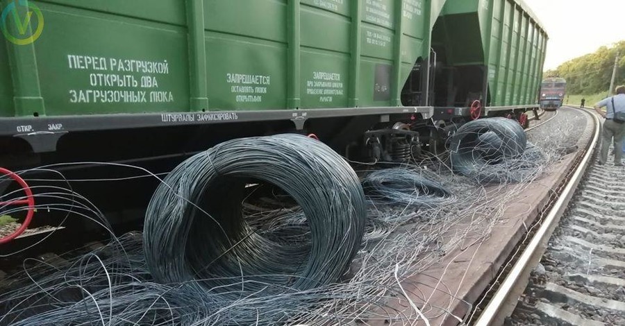 На Днепропетровщине с путей сошли грузовые поезда: пассажирские - опаздывают