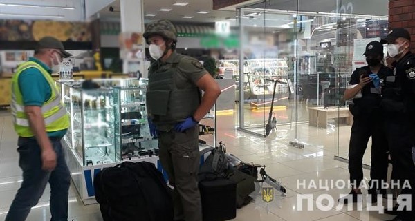 В Киеве произошел взрыв в кафе: весь персонал и посетителей эвакуировали