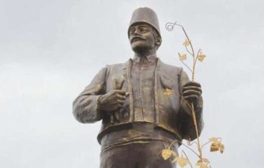 Декоммунизация по-одесски: Ленина превратили в болгарскую национальную личность с ведром на голове