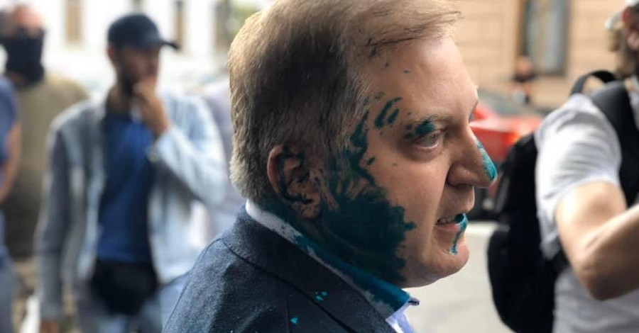 Волошина облили зеленкой перед началом заседания Рады – депутат ударил обидчика в лицо