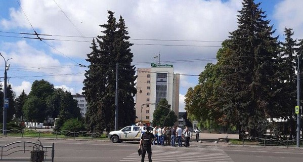 СБУ сообщила о 10 заложниках в автобусе Луцка
