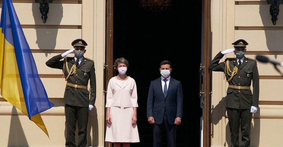 Зеленский встретился с президентом Швейцарии: маски сняли только на брифинге