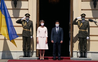 Зеленский встретился с президентом Швейцарии: маски сняли только на брифинге