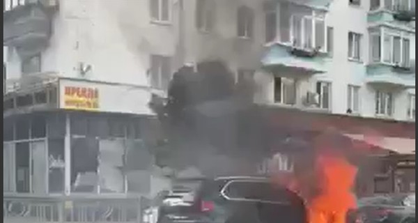 В Киеве сгорели два автомобиля: очевидцы сообщают о взрыве