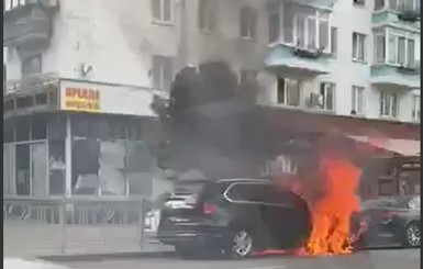 В Киеве сгорели два автомобиля: очевидцы сообщают о взрыве
