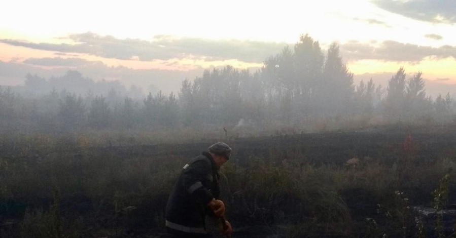 В Луганской области тушат пожар, который начался из-за обстрела