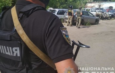 В Полтаве мужчина взял в заложники полицейского и угрожает подрывом