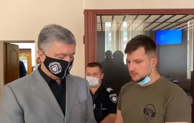 Облили зеленкой: одного из обидчиков депутата Волошина отпустили на поруки Порошенко