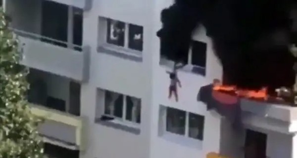 Во Франции сняли на видео, как соседи поймали детей, прыгнувших из окна полыхающей многоэтажки