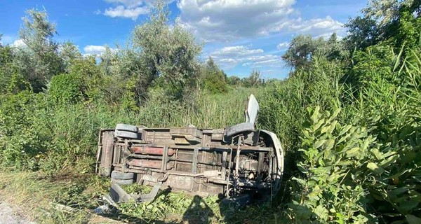 На Днепропетровщине перевернулся автобус: пострадали 15 человек, водитель - сбежал