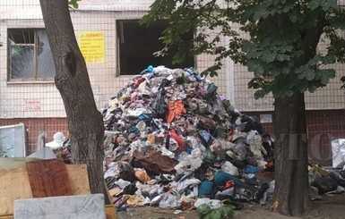 КАМАЗы неделю вывозят мусор из квартиры в Днепре