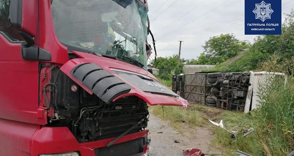 Под Киевом столкнулись легковушка, фура и пассажирский автобус: есть жертвы