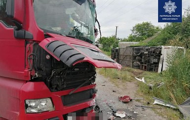 Под Киевом столкнулись легковушка, фура и пассажирский автобус: есть жертвы