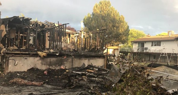 В США самолет рухнул на жилой дом: погибли двое взрослых и ребенок